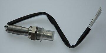 How are O2 sensors used to monitor the combustion process in real-time?